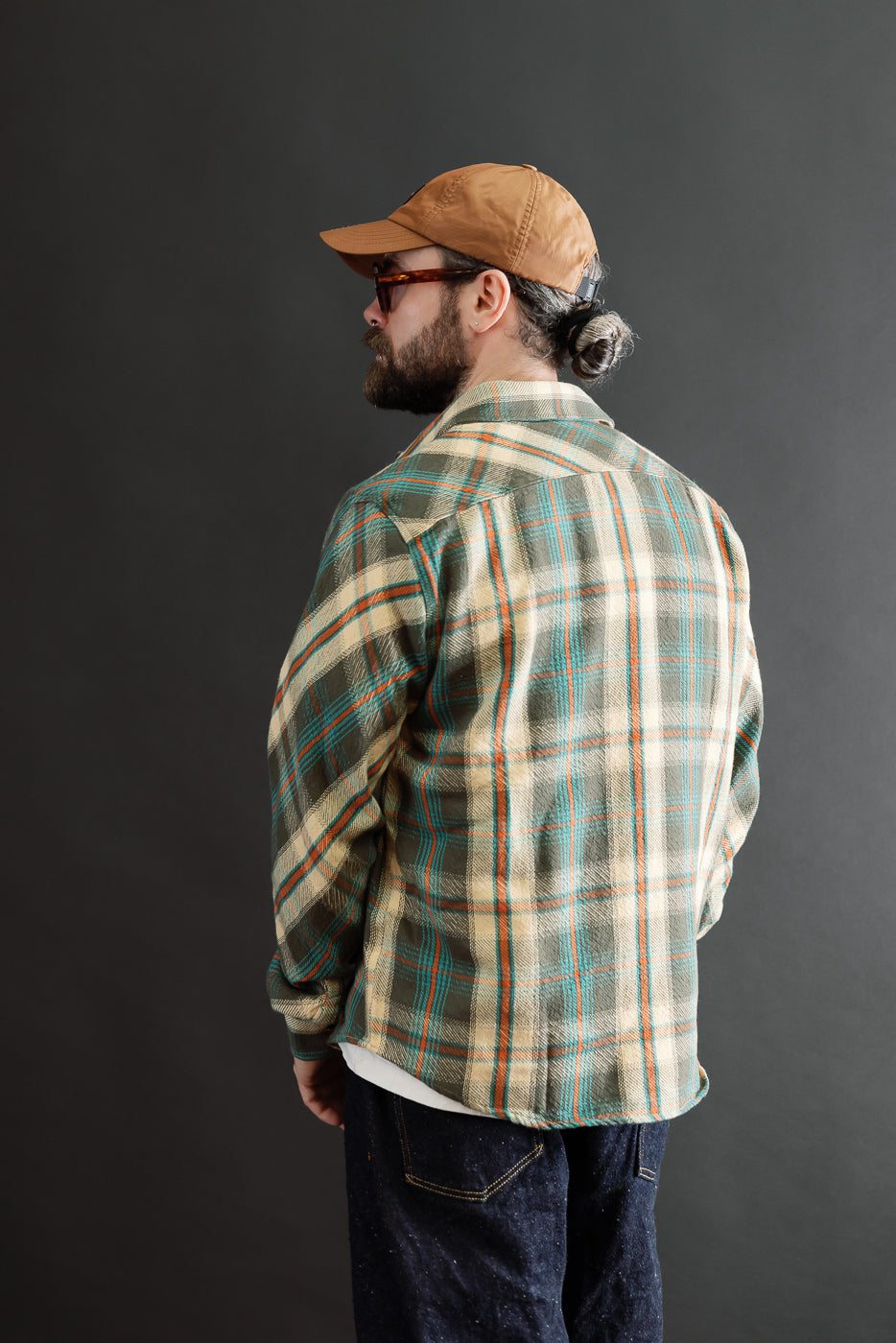 Back view of male model, 5'9