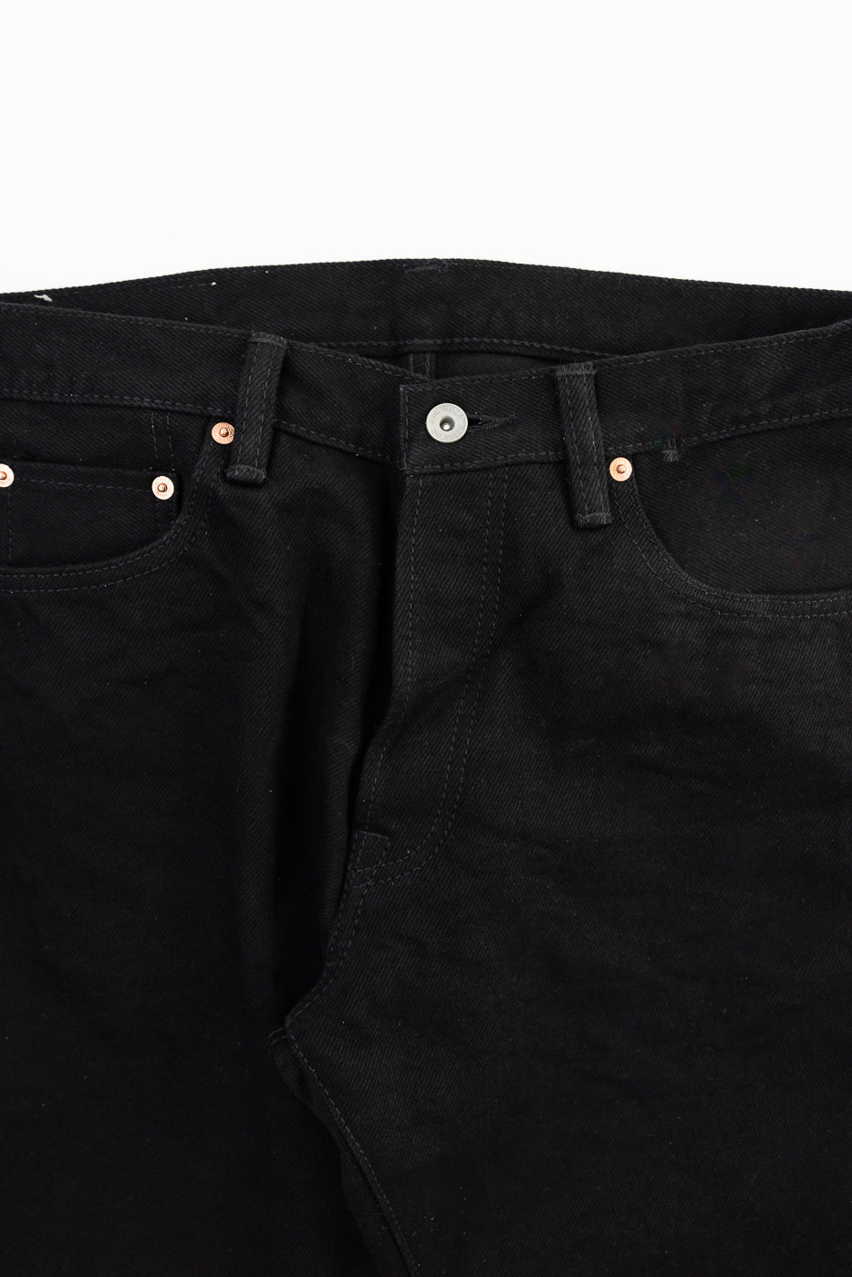 Close-up of Iron Heart IH-634S-SBG 21oz superblack selvedge denim jeans front waist details