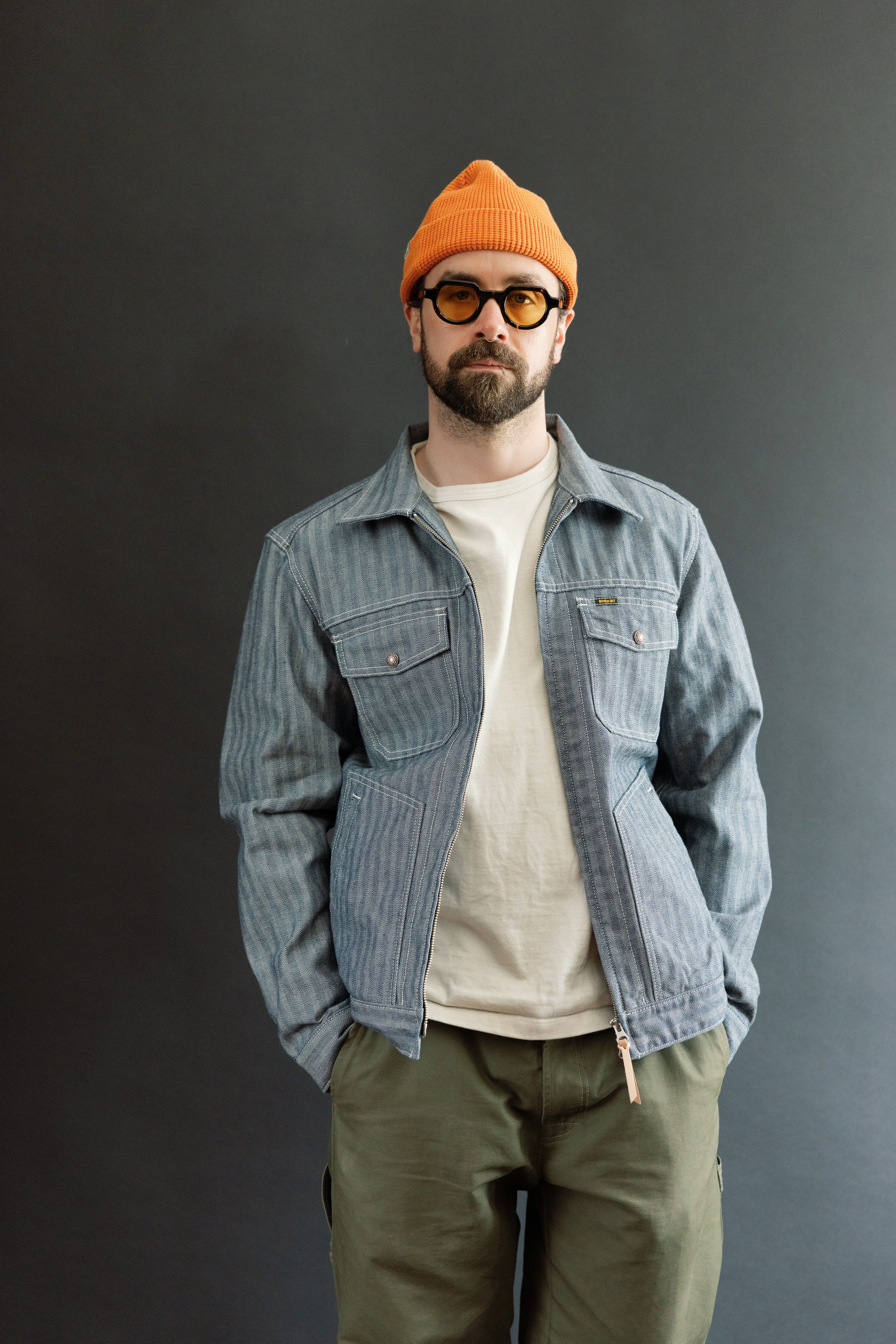 Front view, male model 5'9