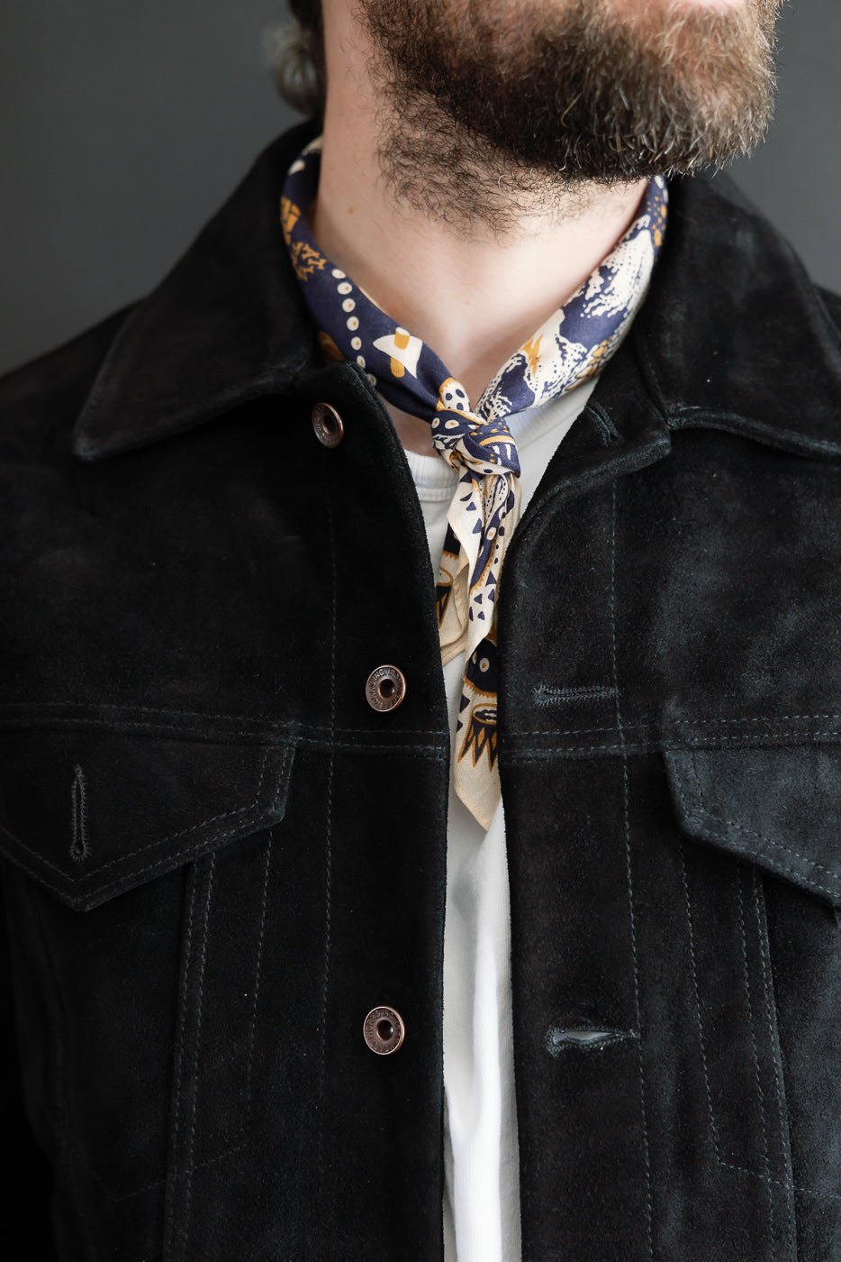 Close-up front view: male model, 5'9