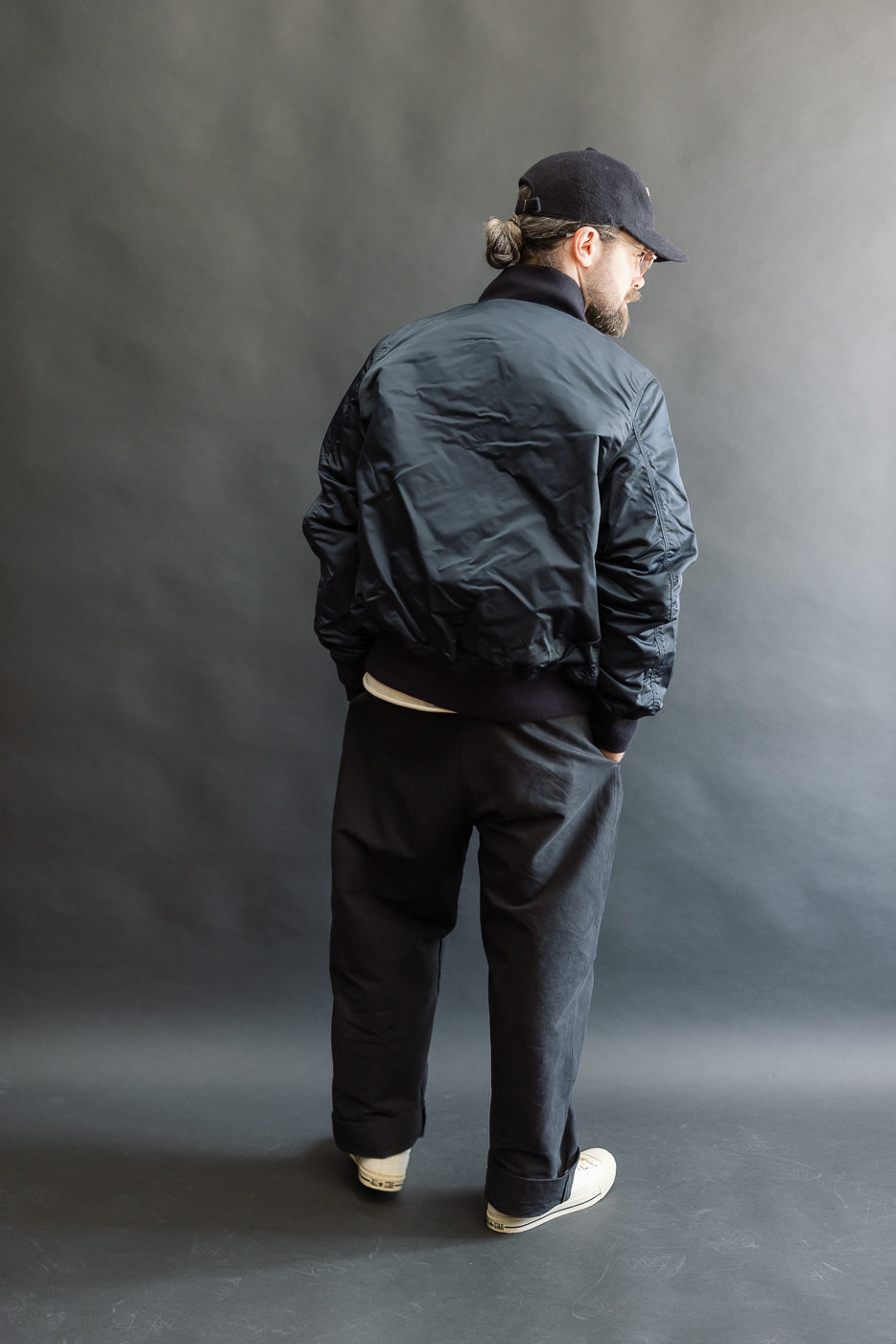 Full body back view of male model, 5'9