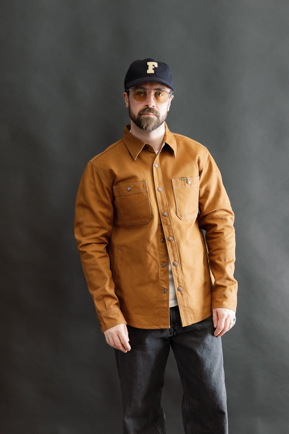 Front view, full body: male model 5'9