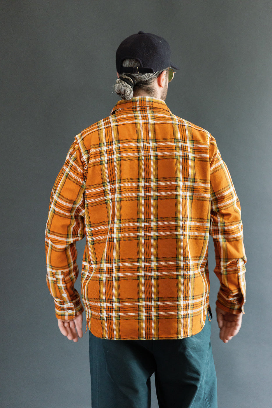 Back view of male model, 5'9