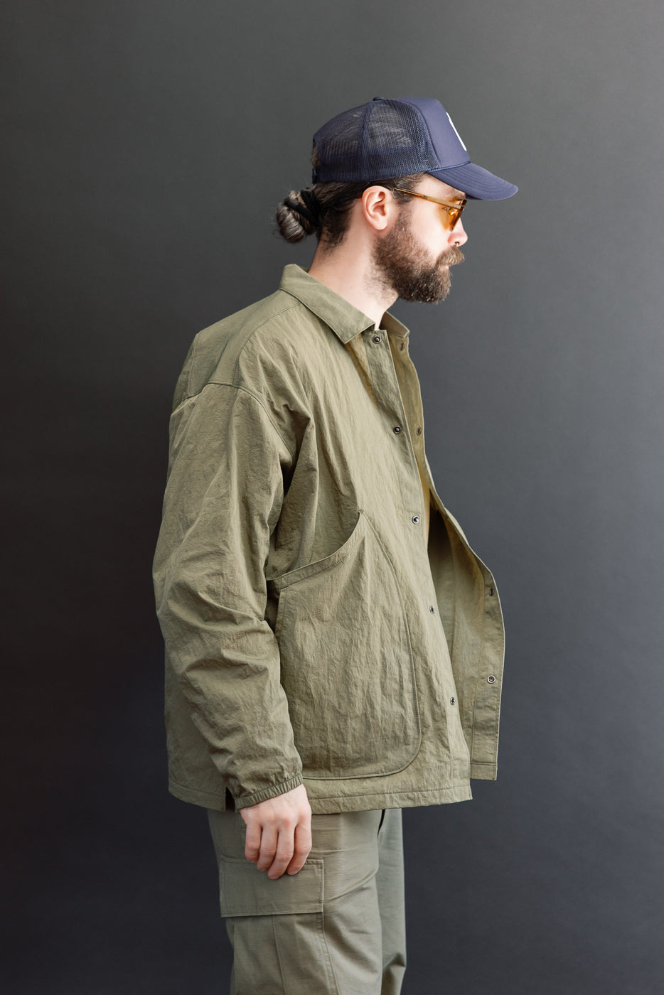 Side view, full body: Male model (5'9