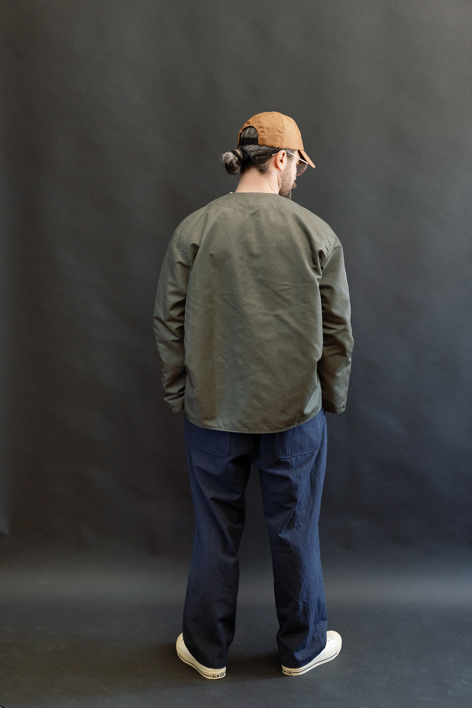 Full body rear view of male model, 5'9
