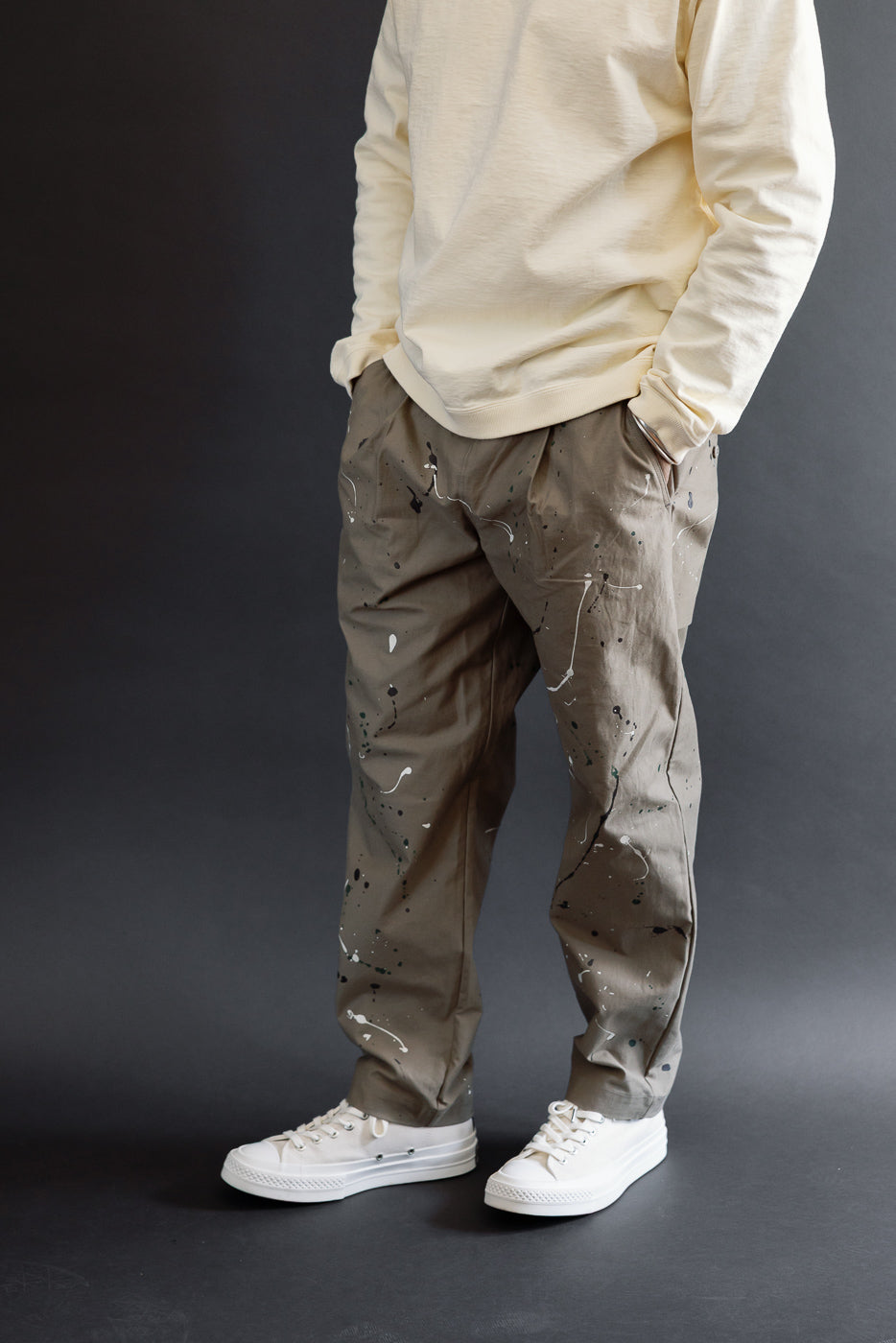 Full body front view: Male model 5'9