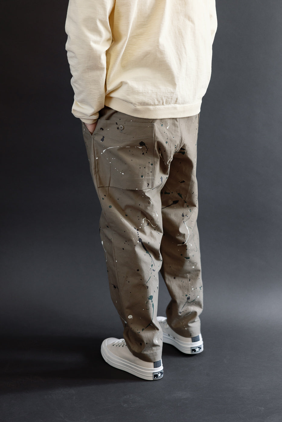Back view of male model (5'9