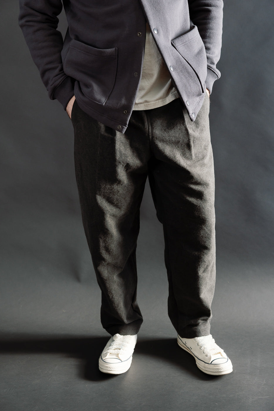 Front view, male model 5'9