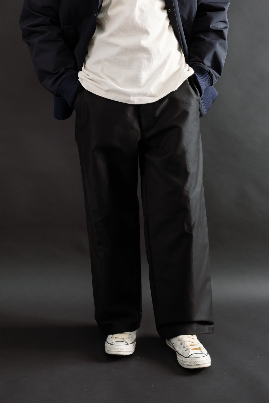 Front view, male model 5'9