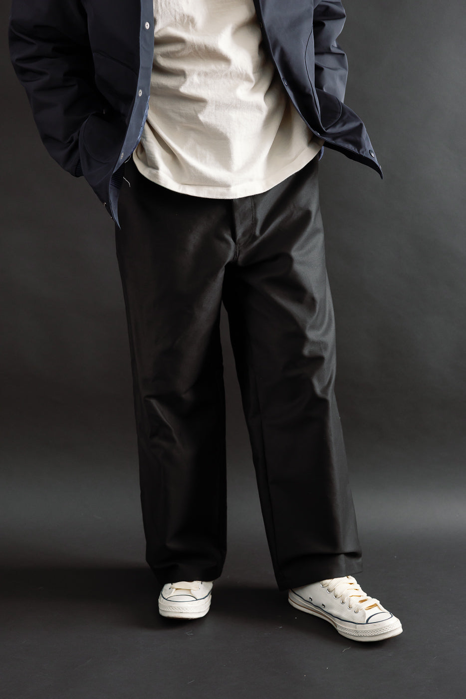 Front view, male model 5'9