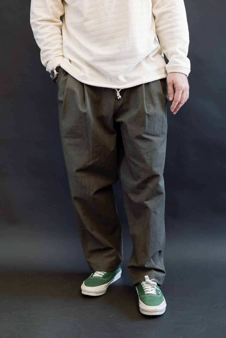 Front view, male model 5'9