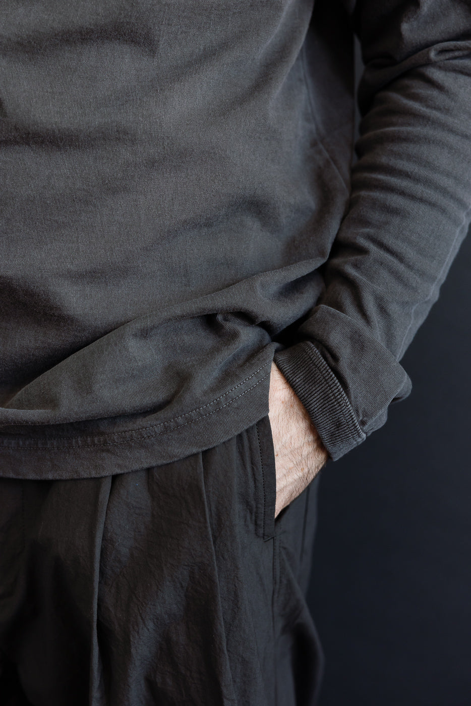 Close-up side view of male model, 5'9