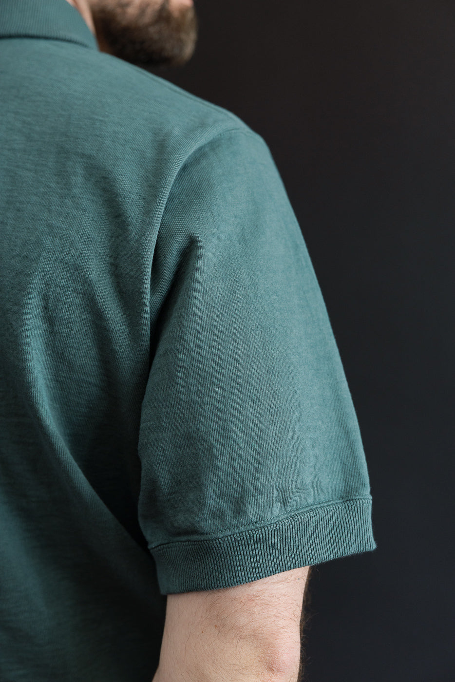 Close-up back view of male model (5'9