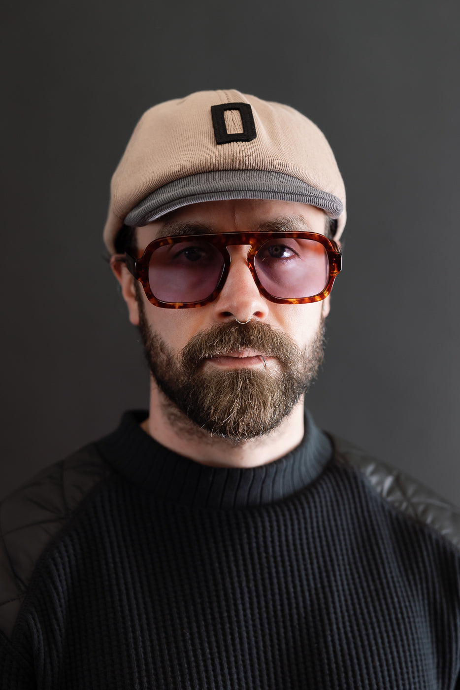 Close-up front view of a male model, 5'9