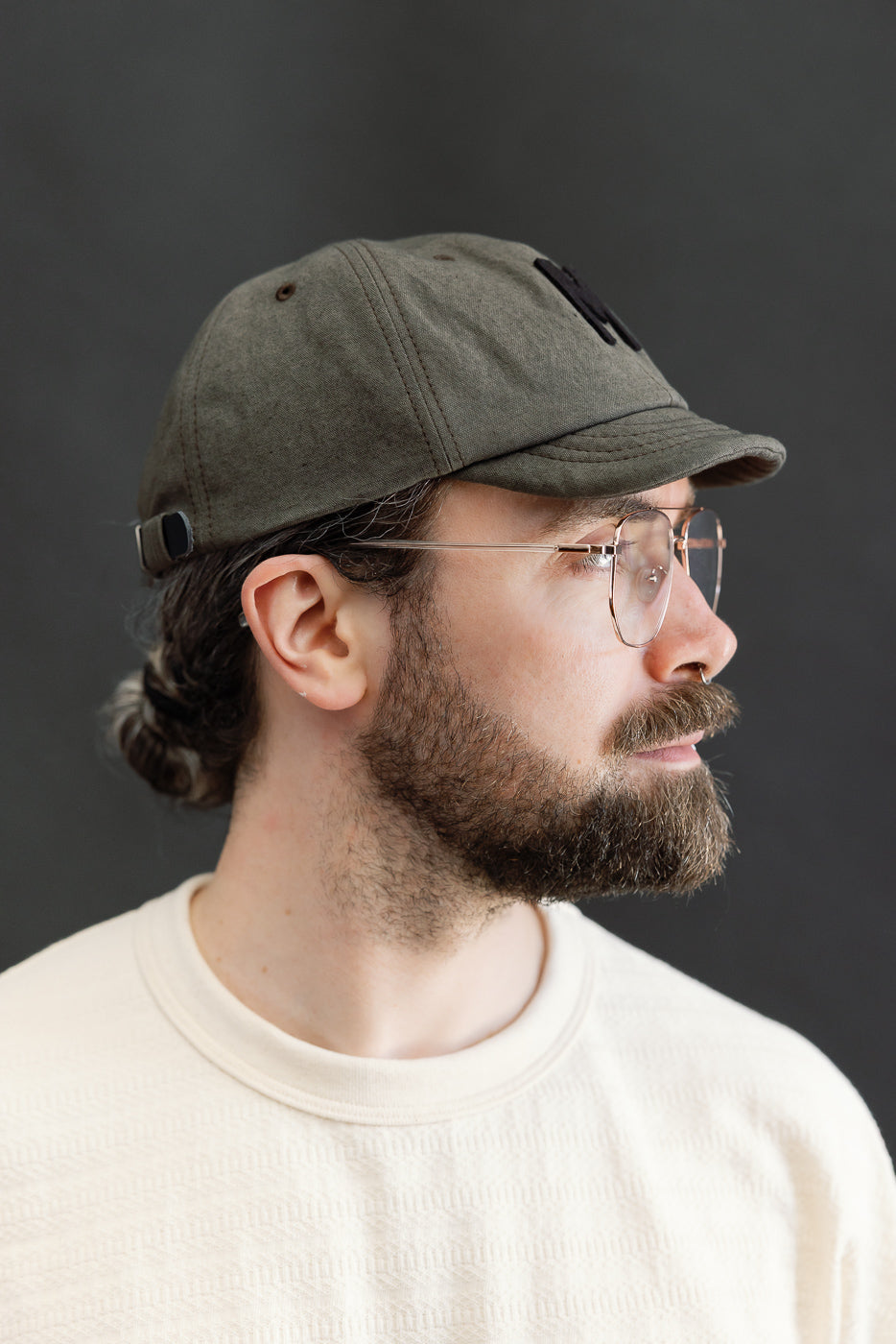 Close-up right side view of male model, 5'9