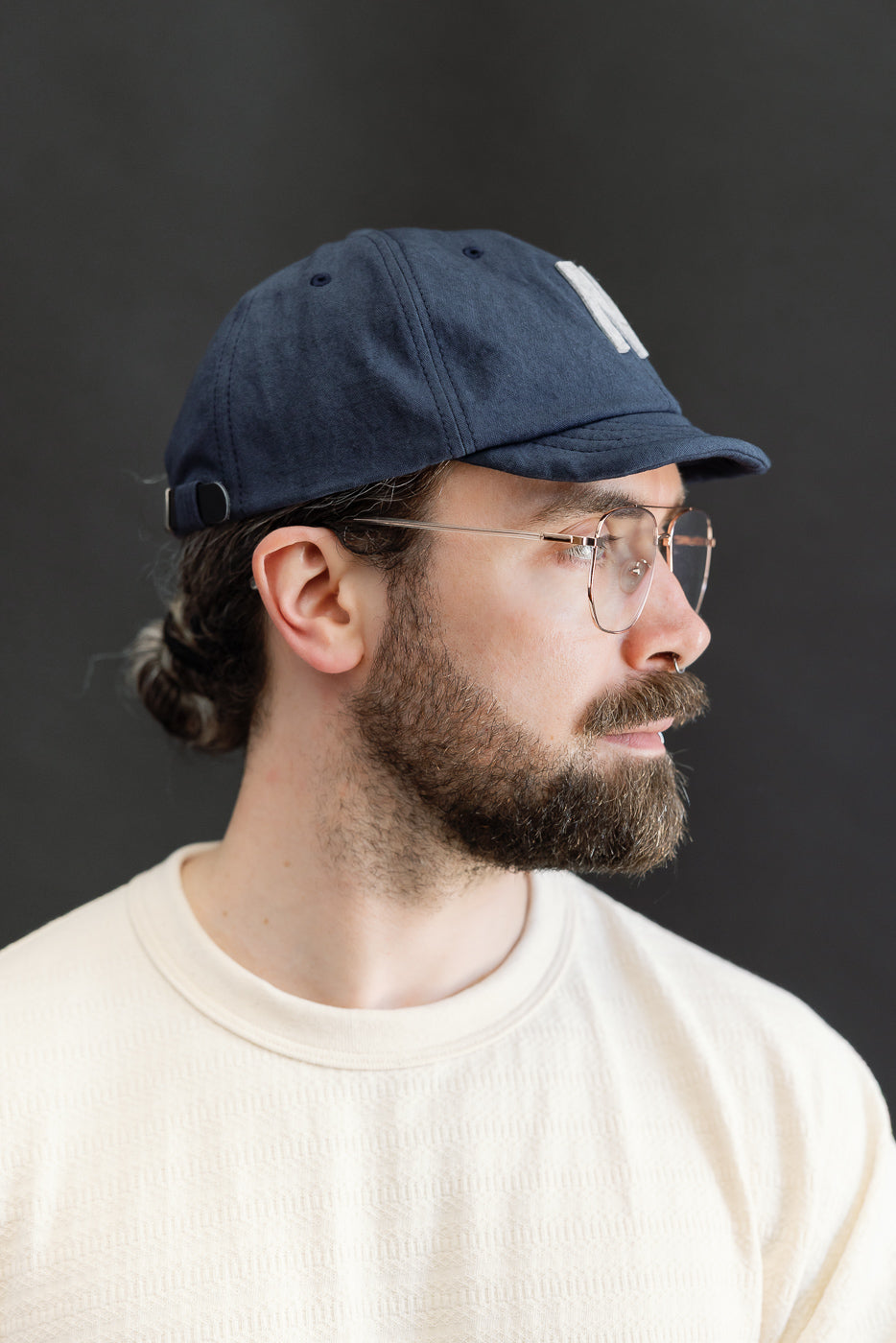 Close-up right side view of male model, 5'9