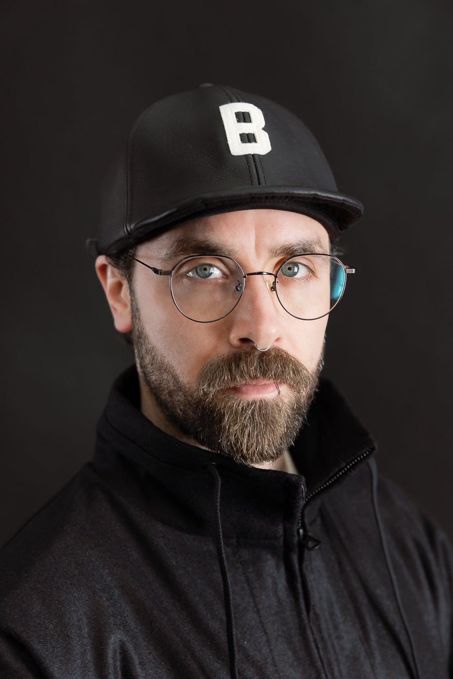 Close-up front view of male model, 5'9