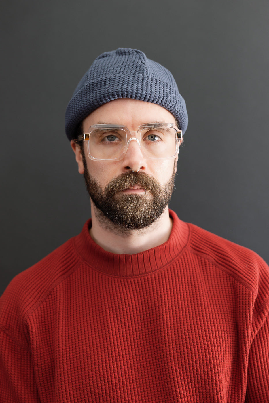 Close-up front view of a male model, 5'9