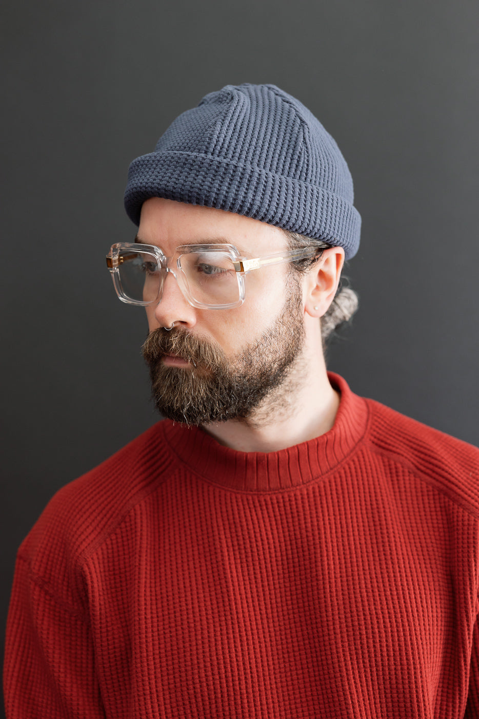 Close-up front view of a male model (5'9