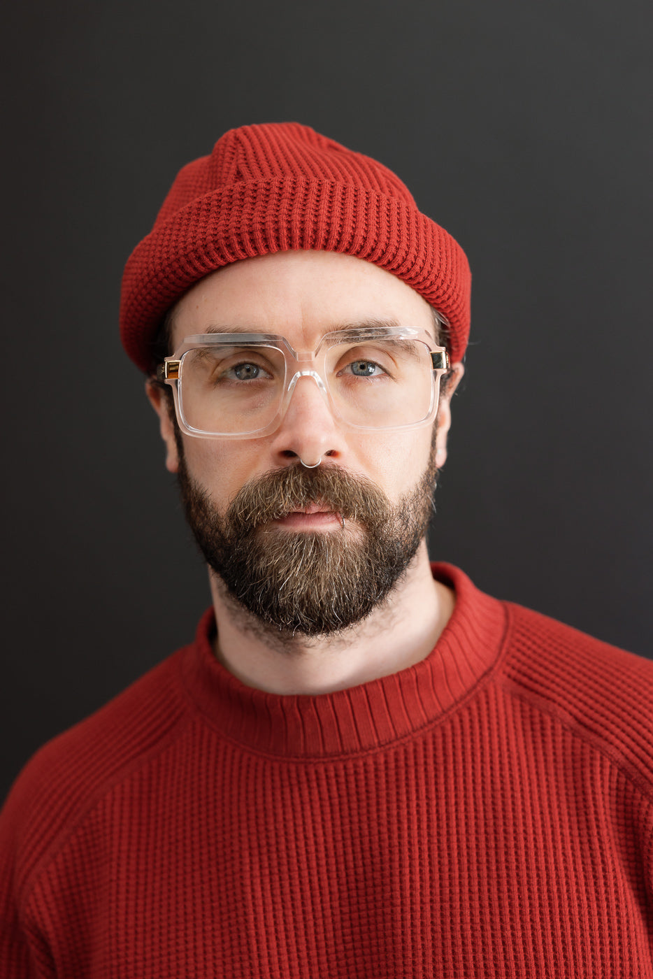 Close-up front view of a male model, 5'9