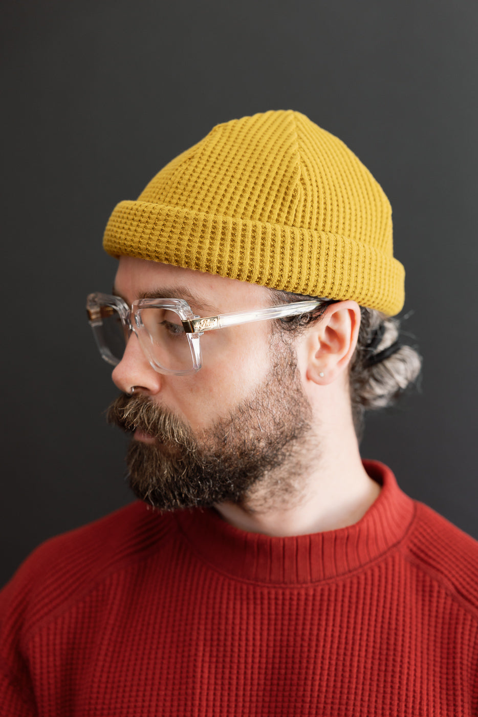 Side view of a male model (5'9