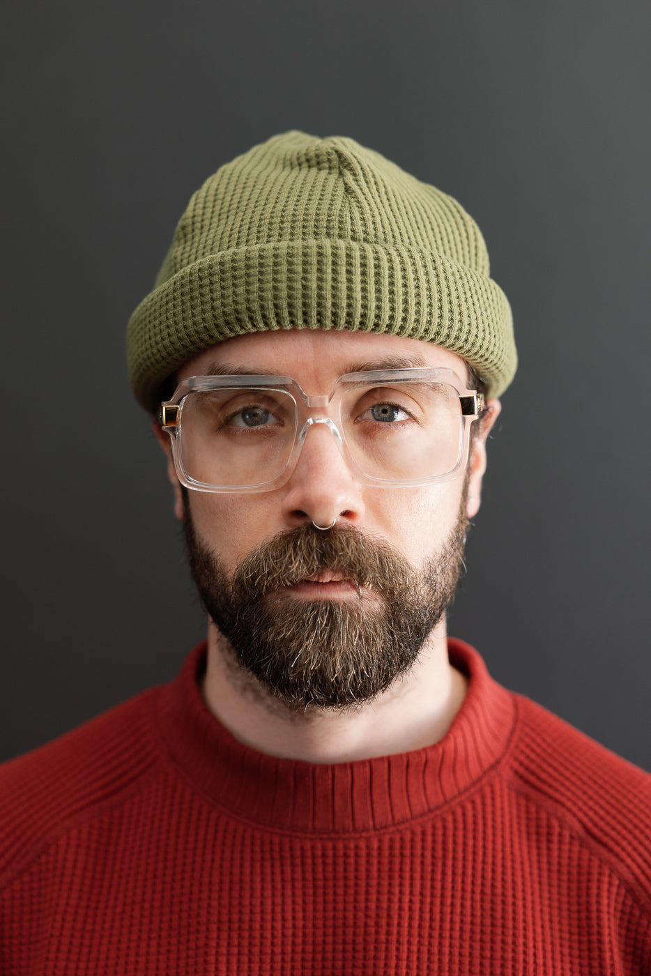 Close-up front view: male model, 5'9