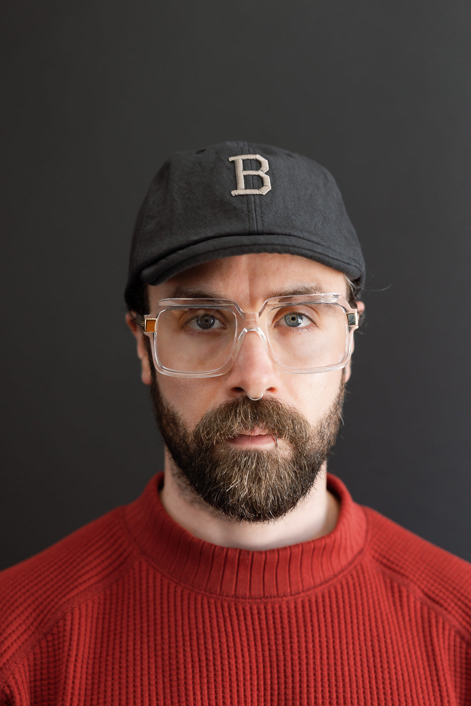 Close-up front view of a male model, 5'9