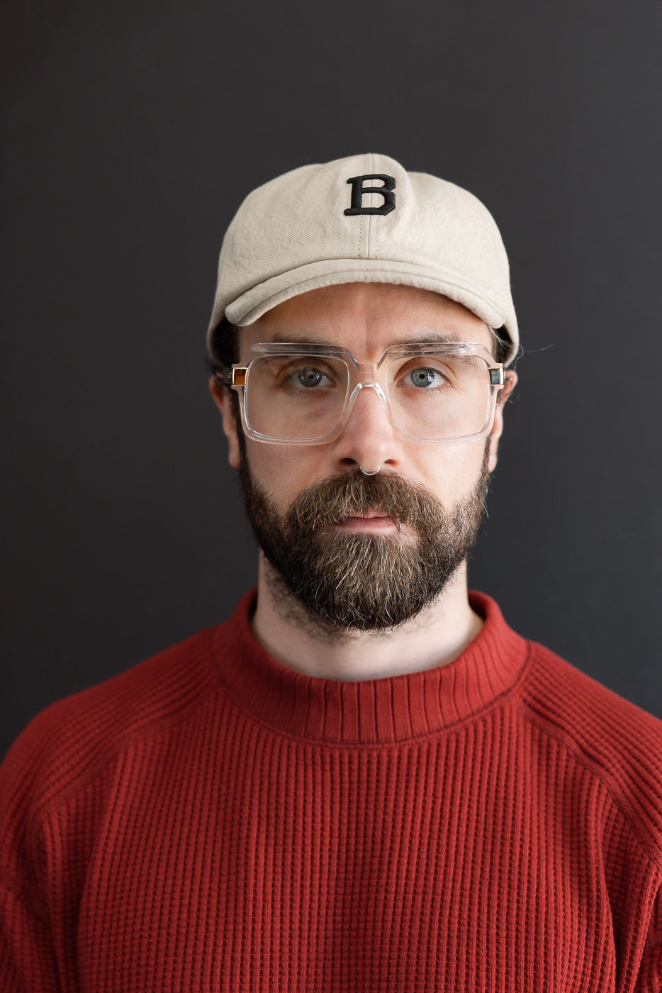 Close-up front view of a male model, 5'9