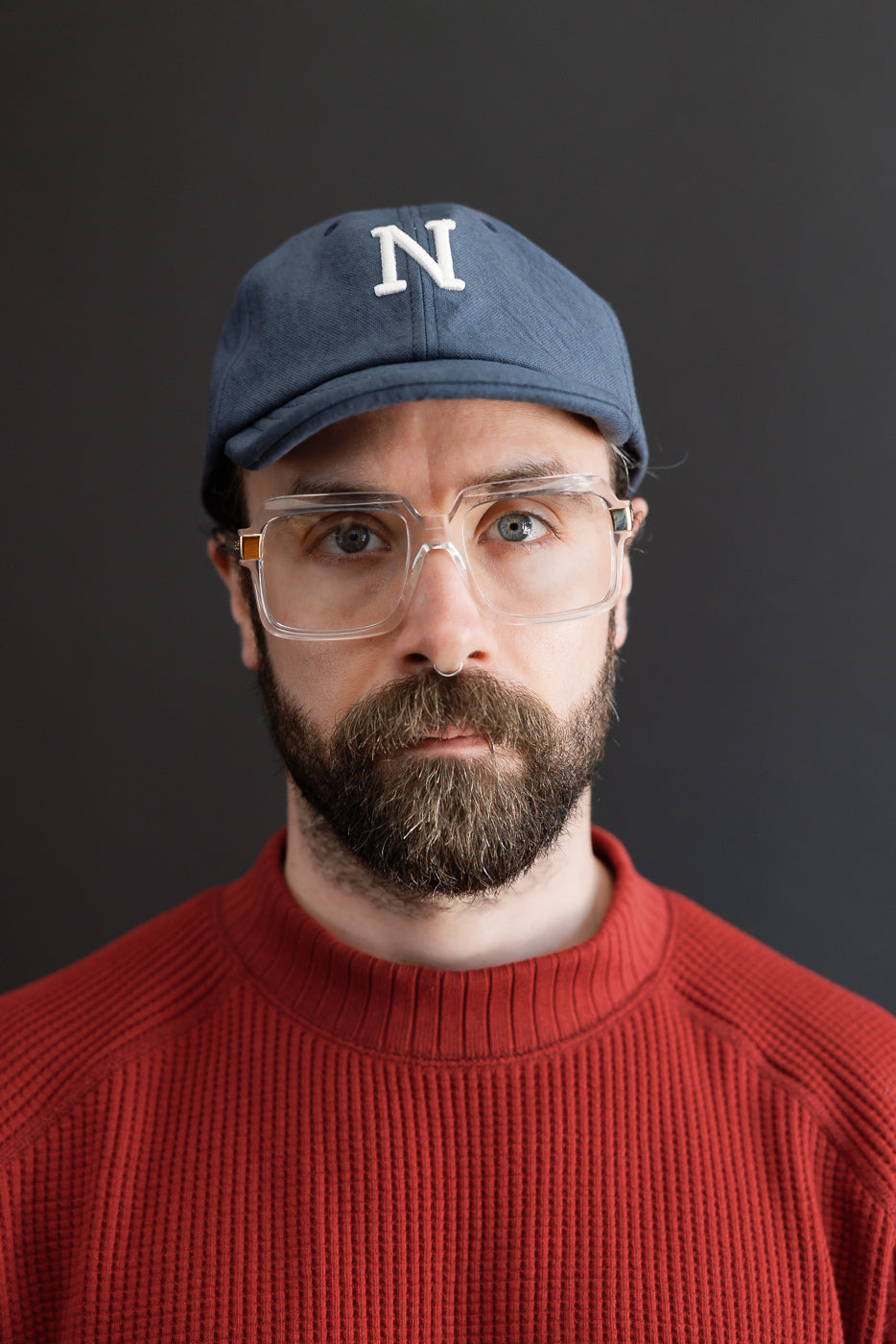 Close-up front view of a male model, 5'9