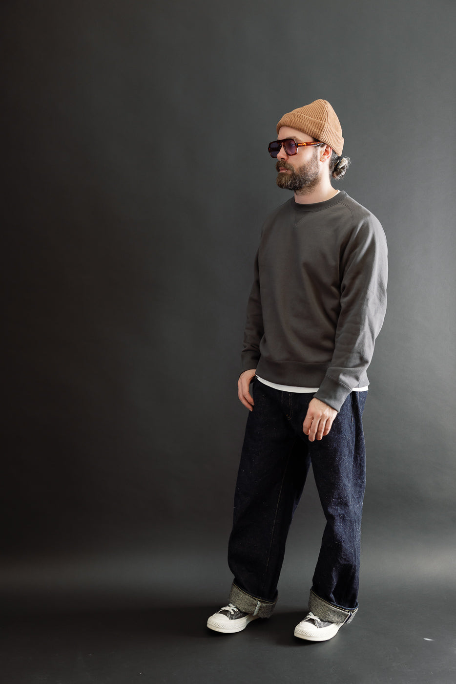 Full body side view: male model, 5'9