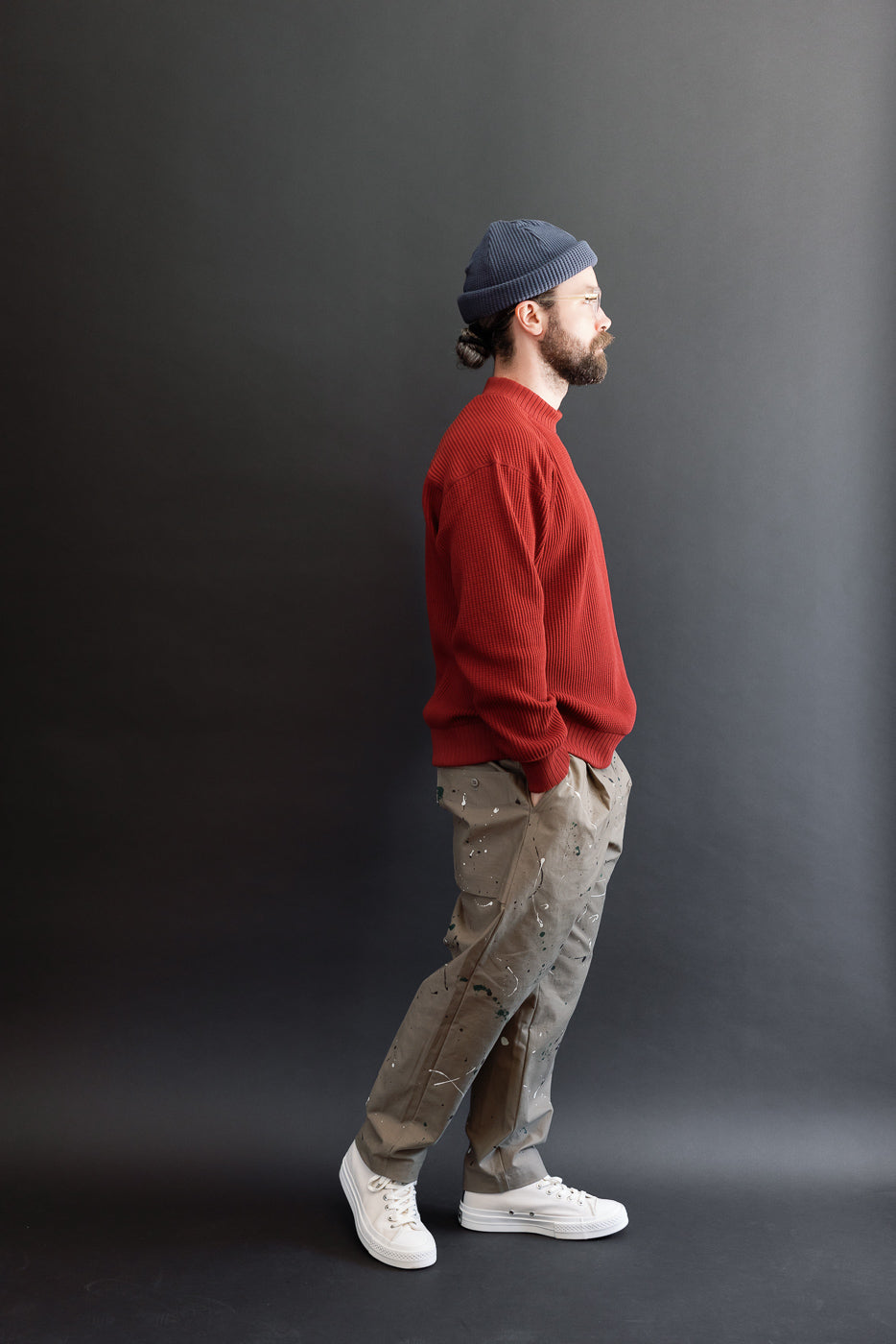 Full body side view: male model, 5'9