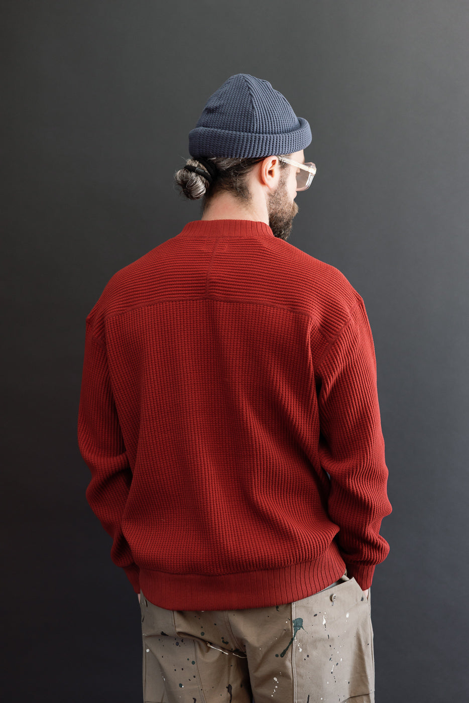 Back view of a male model (5'9