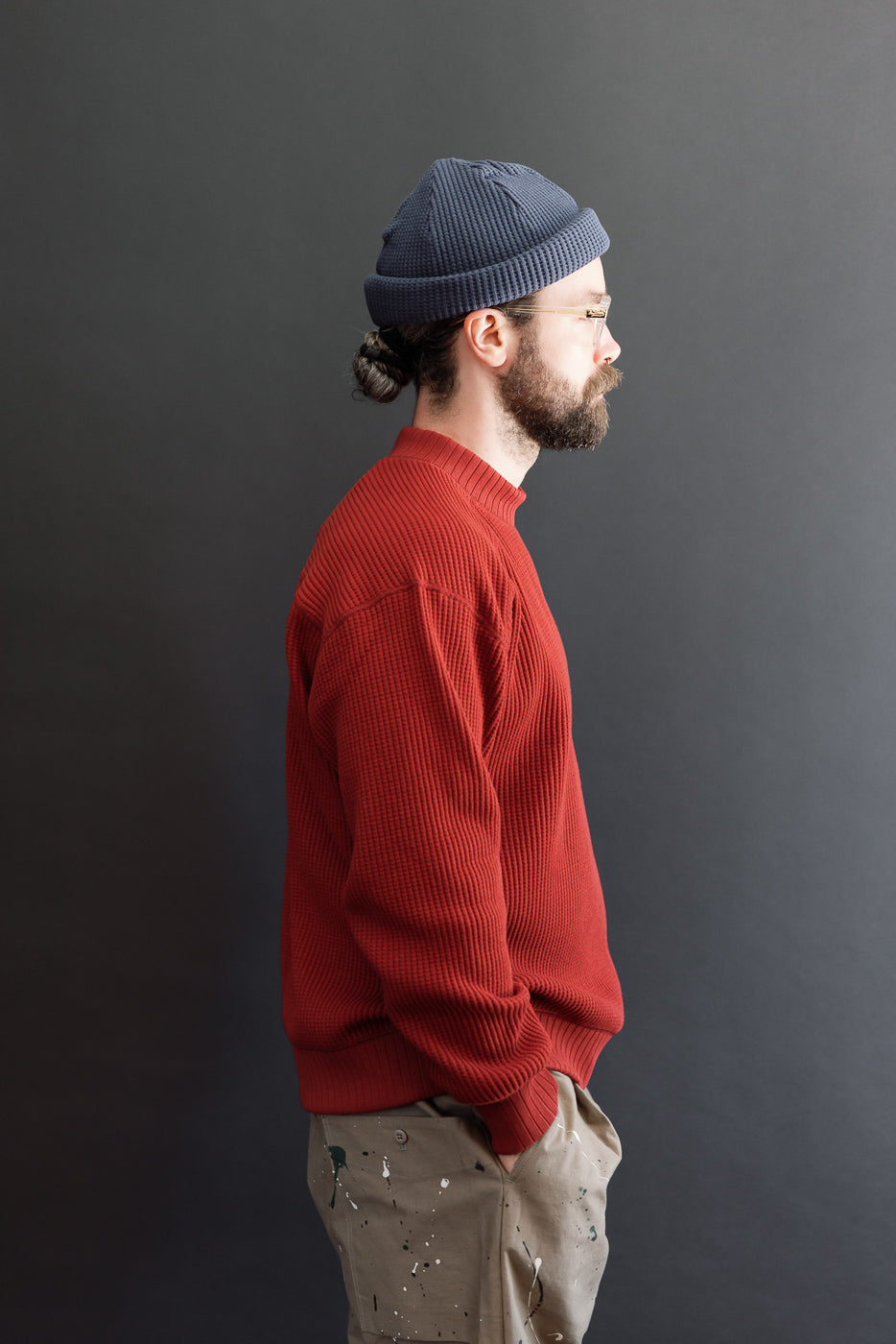 Side view of male model, 5'9