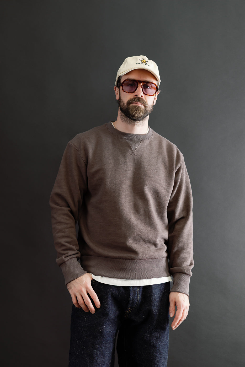 Front view of a male model, 5'9