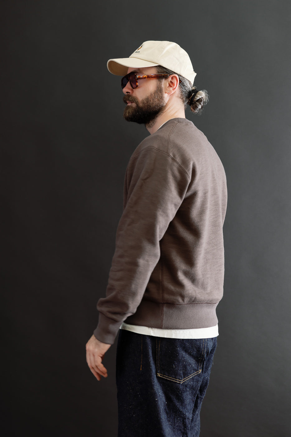 Side view of a male model, 5'9