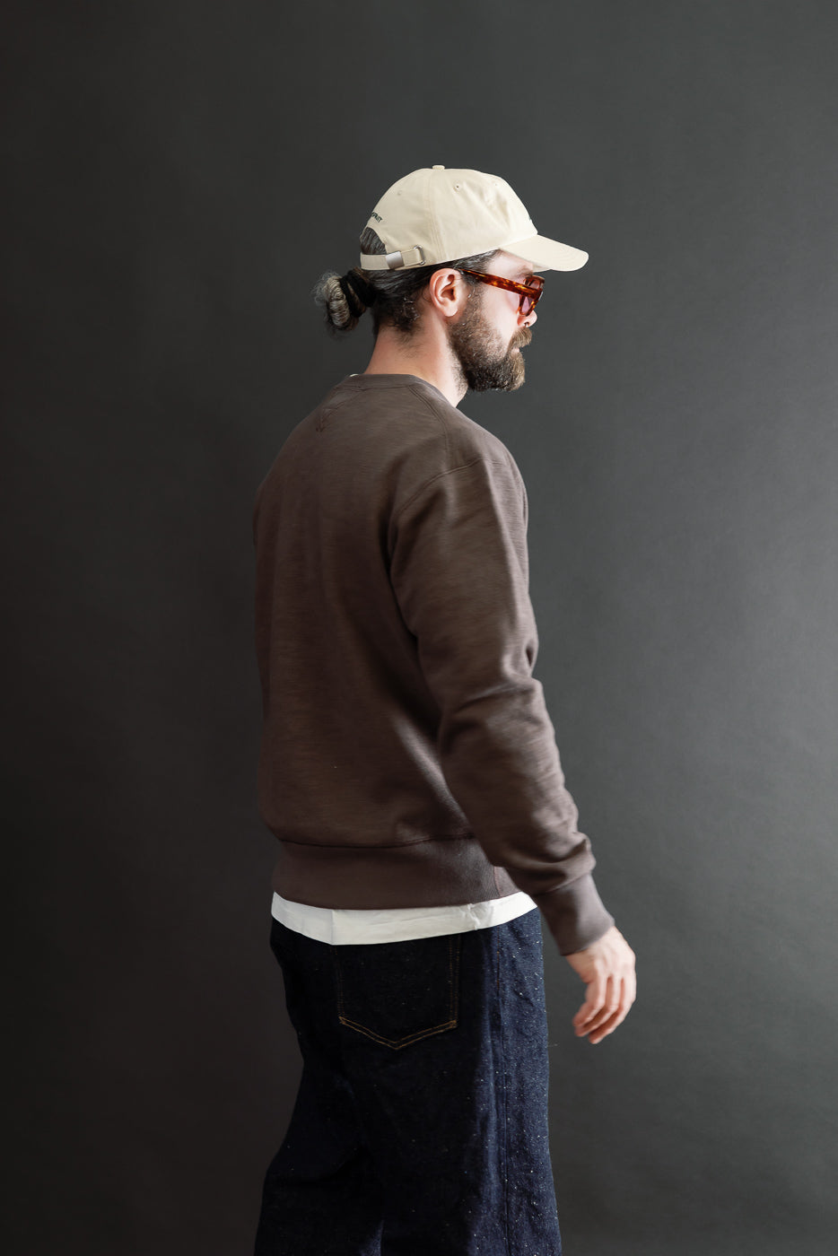 Back view of a male model, 5'9