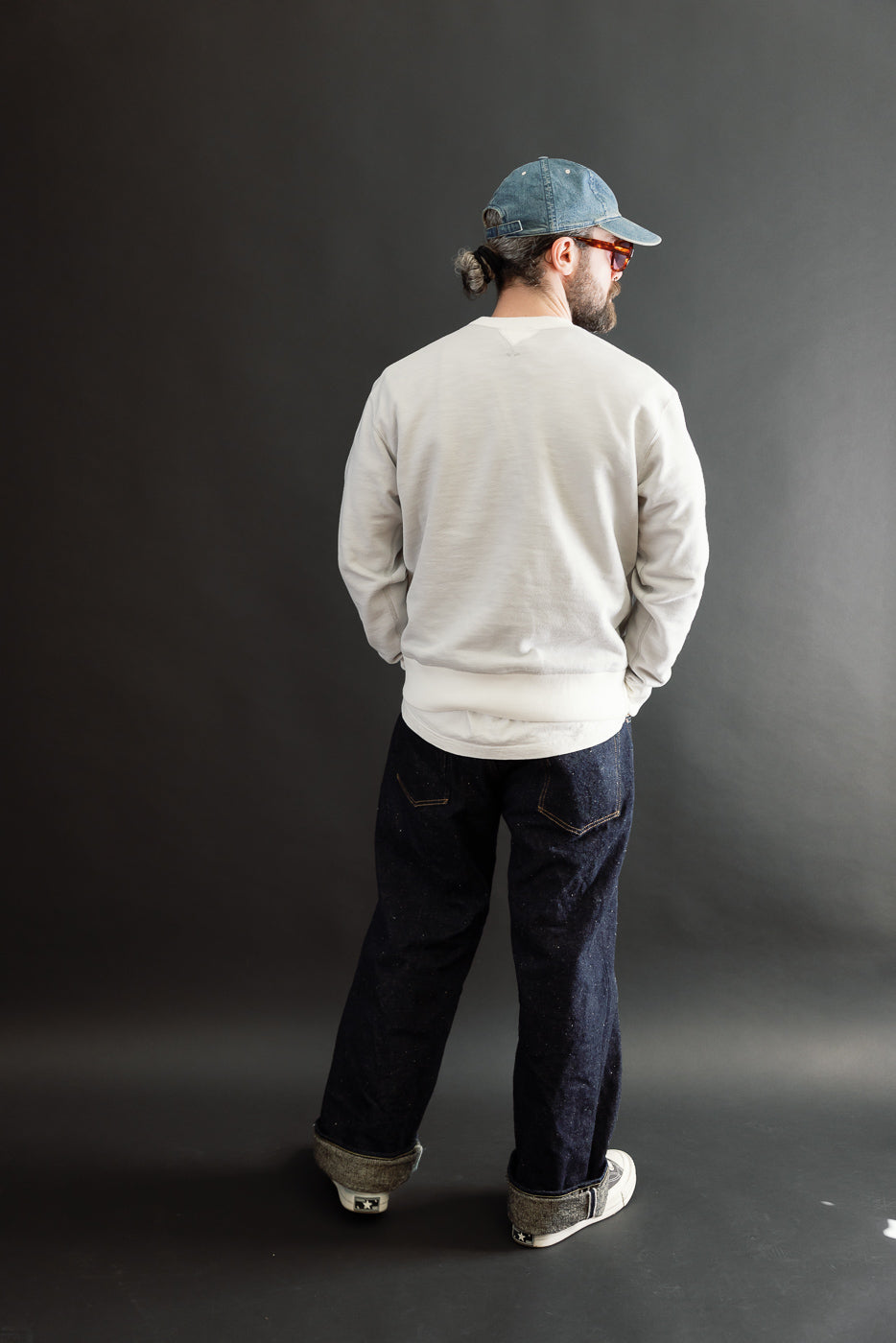 Back view, full body: Male model, 5'9