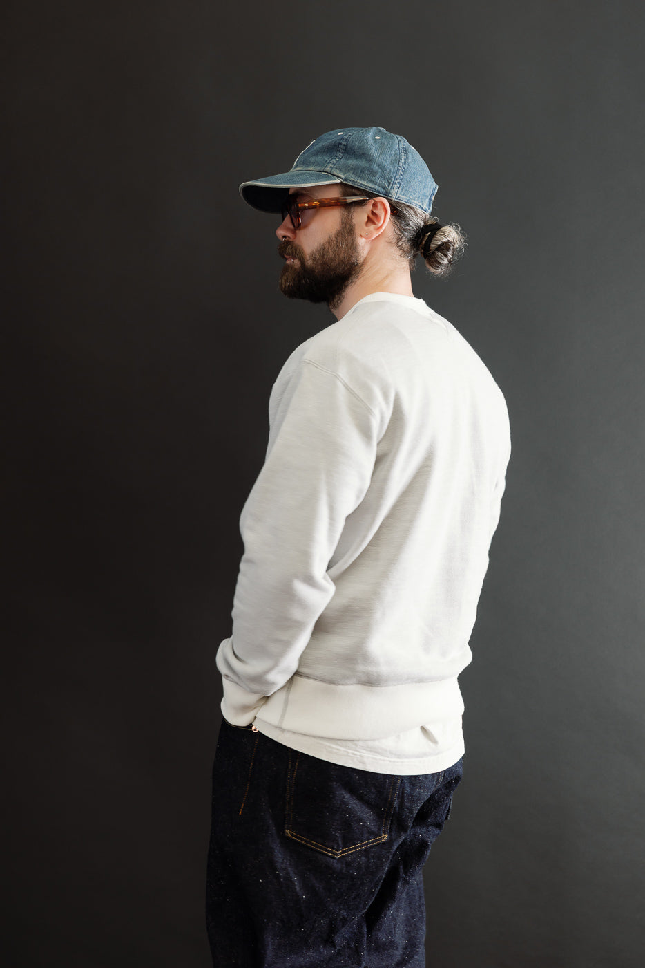 Side view of a male model (5'9