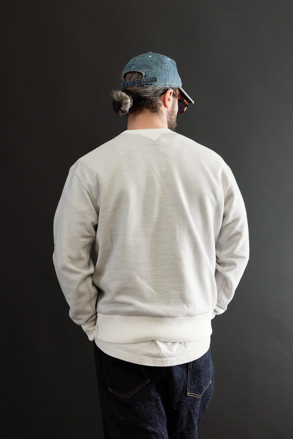 Back view of a male model, 5'9
