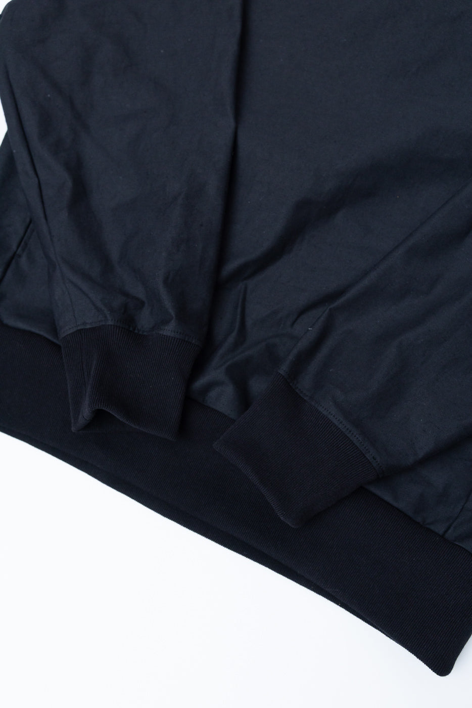 JM8615 - BN Crewneck - 07 Black, showcasing ribbed cuffs and hem, features a voluminous, loose fit with raglan sleeves and a mid-height neck, highlighting its distinctive nep yarn texture.