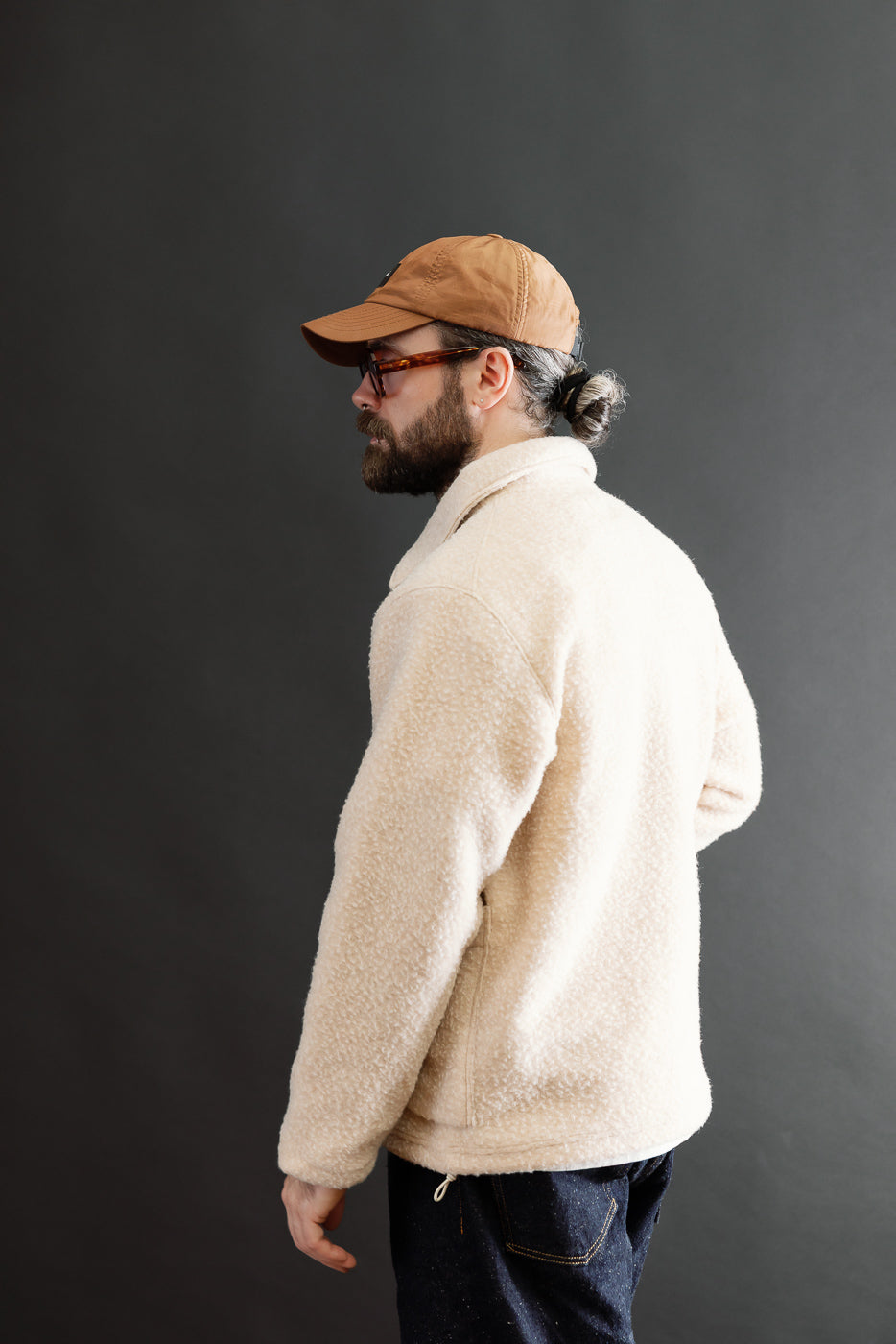 Side view of a male model, 5'9