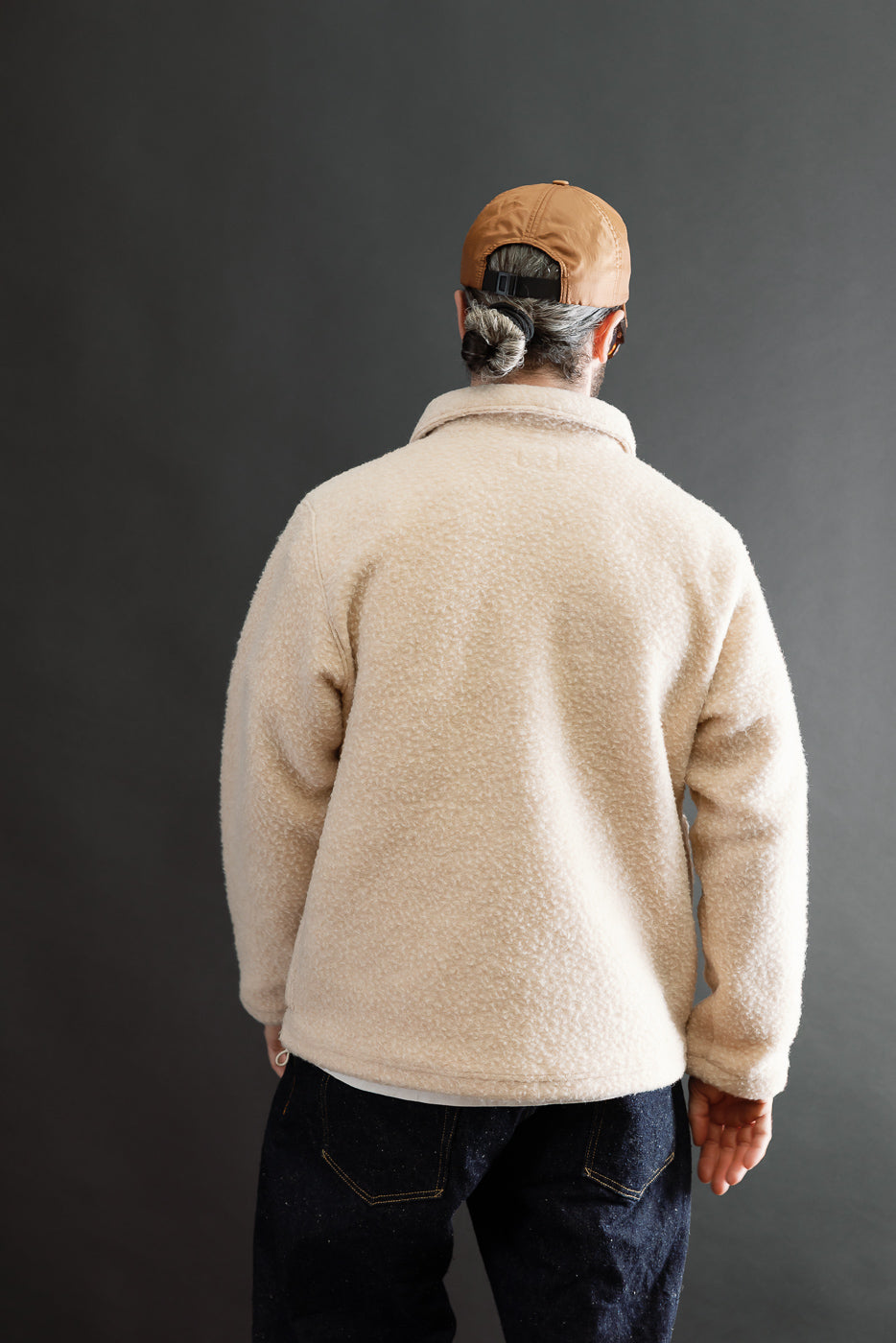 Back view of a male model, 5'9