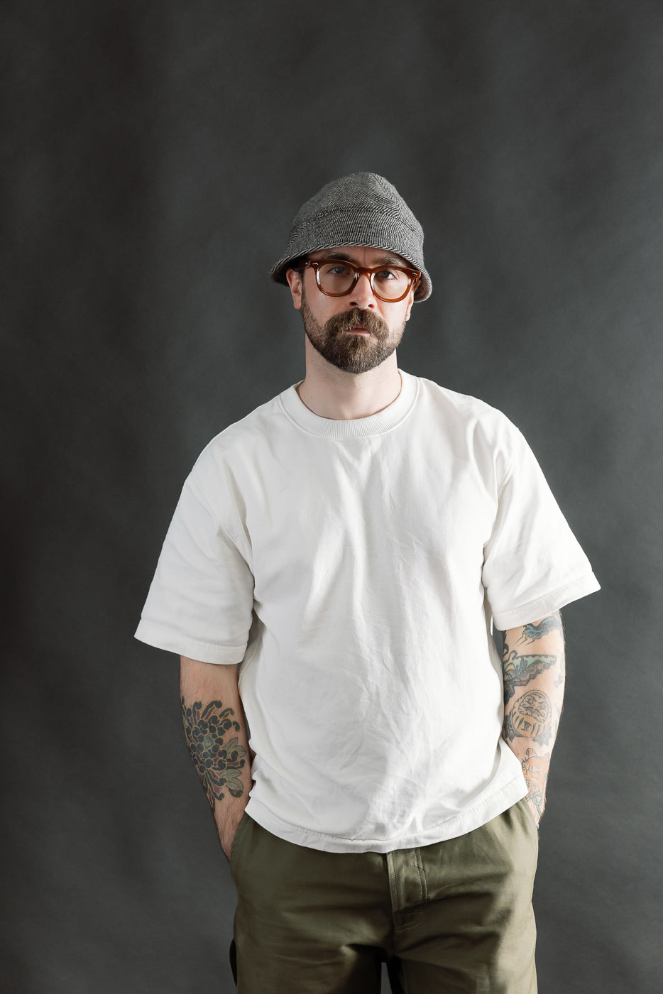 Front view of male model 5'9