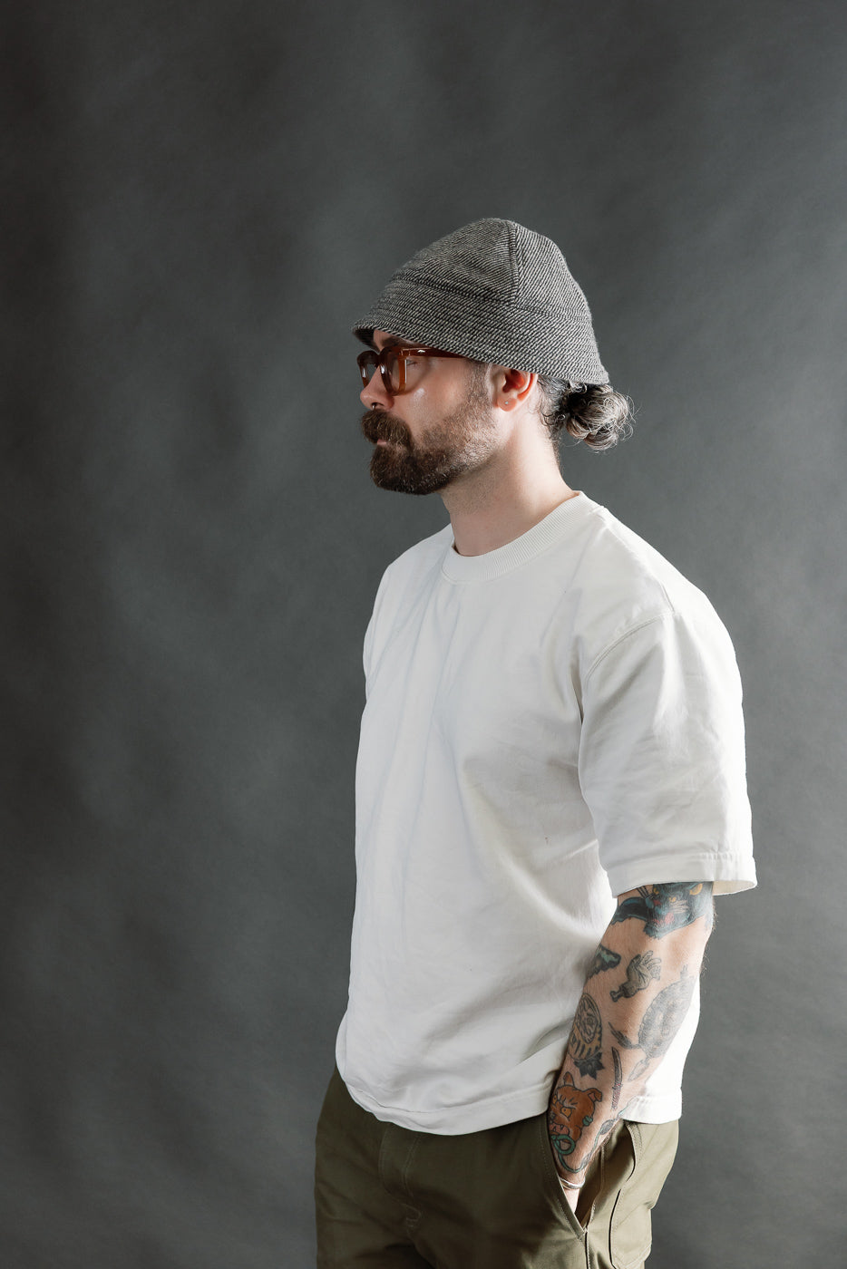 Side view of male model 5'9