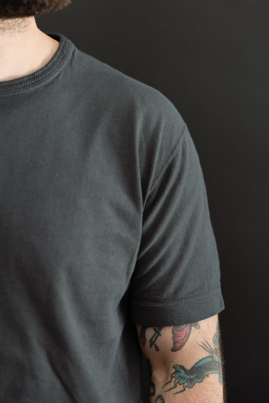 Close-up front view of male model, 5'9