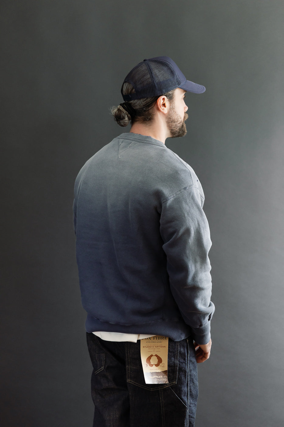 Back view of a male model, 5'9