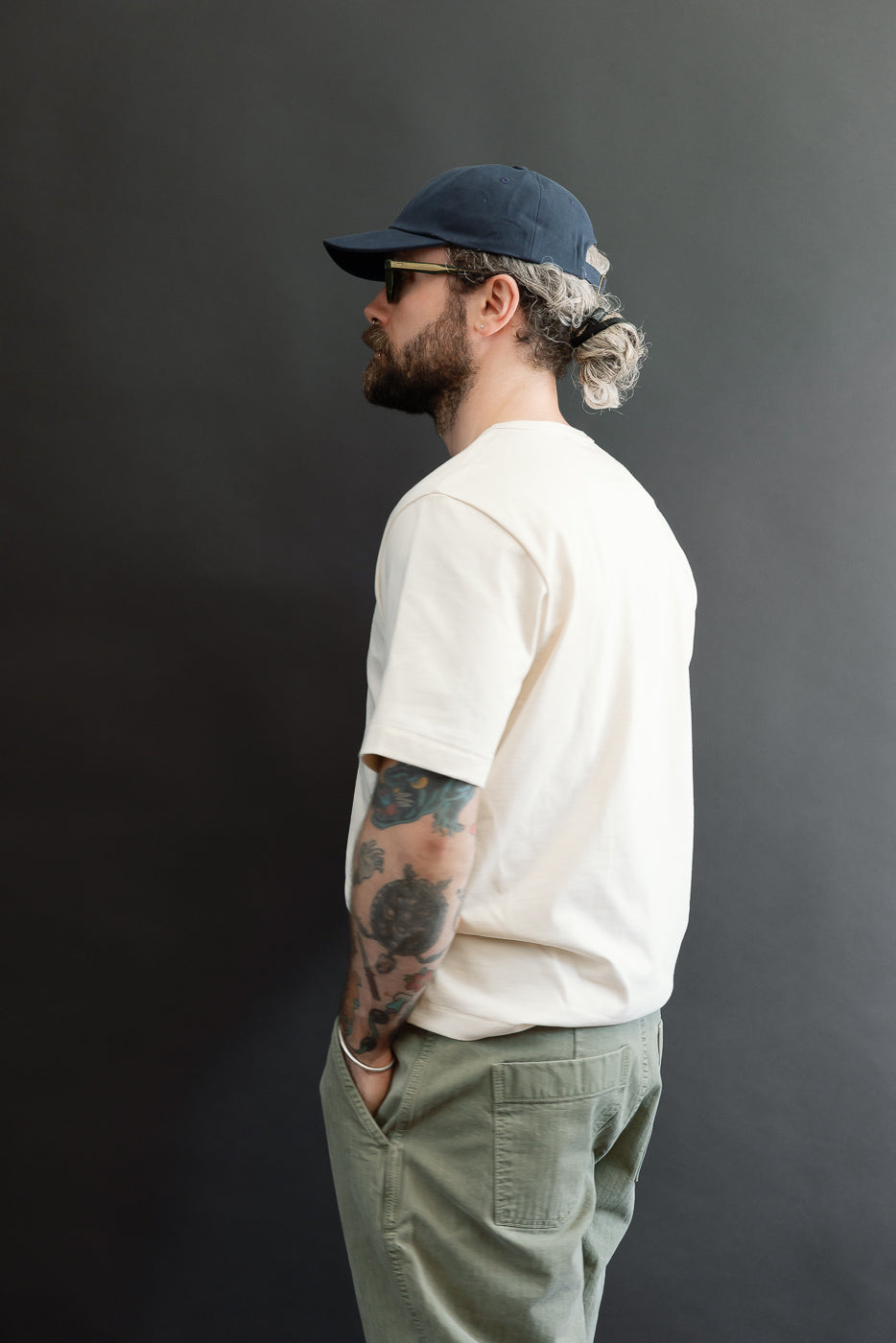Side profile of male model, 5'9