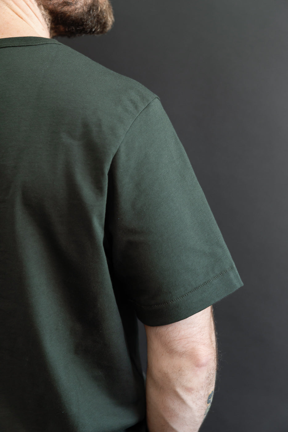 Close-up back view of a male model (5'9