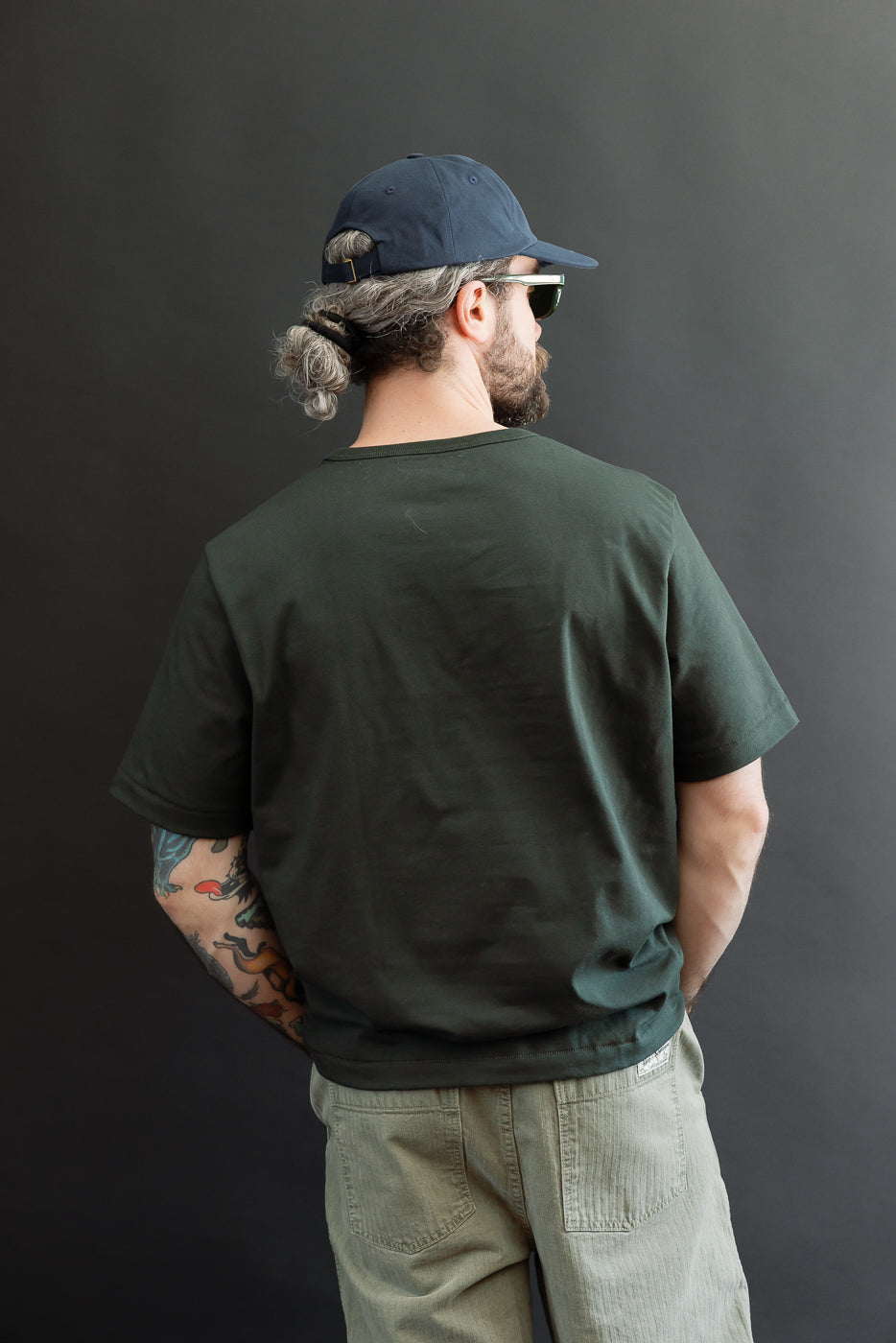 Back view of a male model (5'9