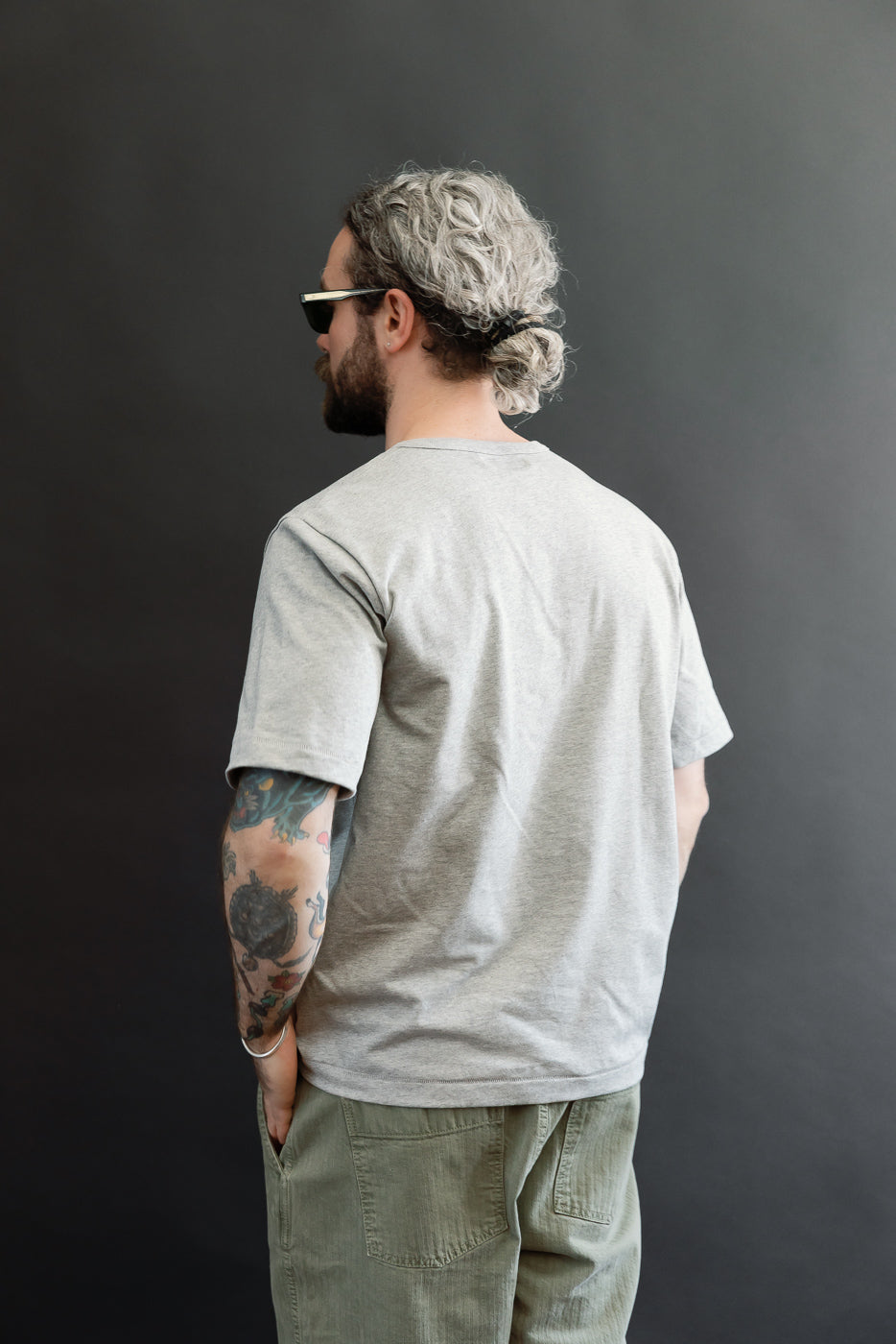 Back view of a male model (5'9
